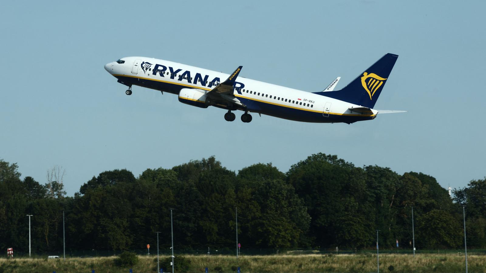Egy Ryanair repülőgép felszállás közben (a kép nem a balesetet szenvedő Boeing 737-es)