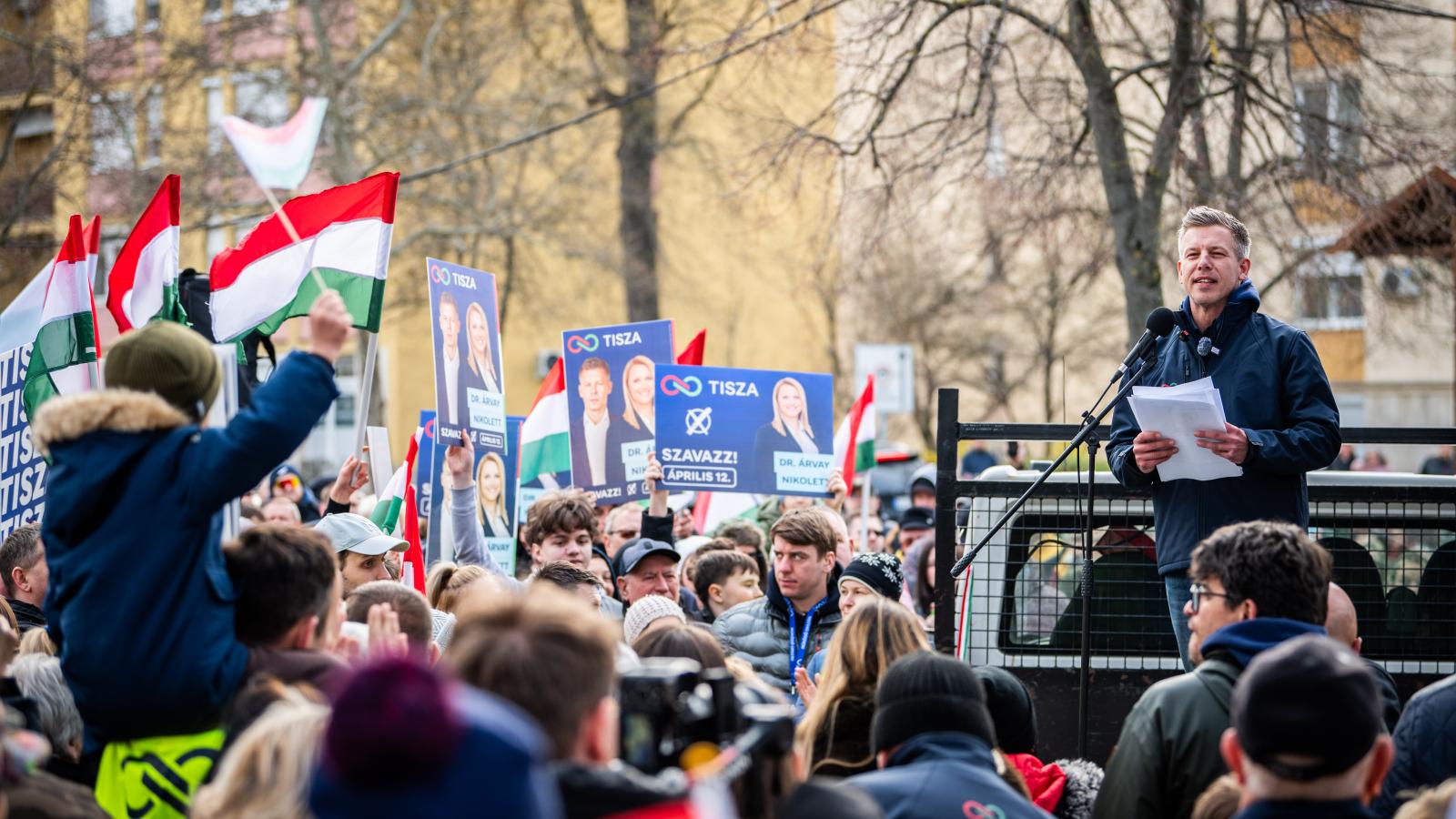 Magyar Péter mondanivalóját az „Isten áldja Magyarországot!” fohásszal fejezi be, jóllehet a KSH adatai szerint a lakosság kevesebb mint fele tekinthető vallásosnak.