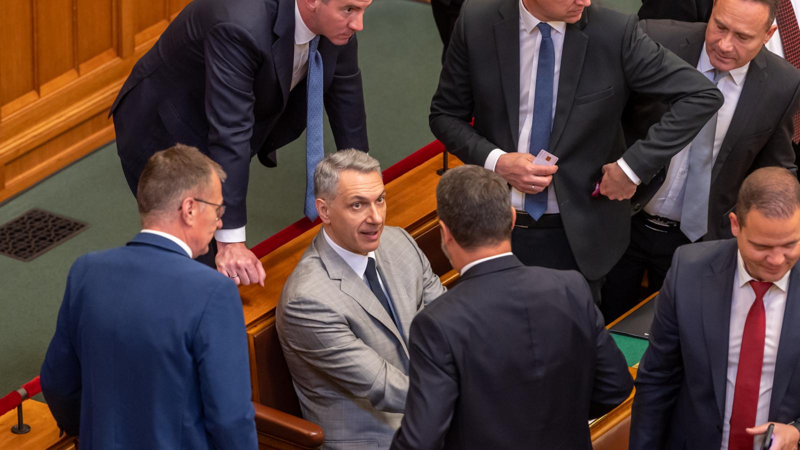 Ritka pillanatok: Lázár János a munkahelyén