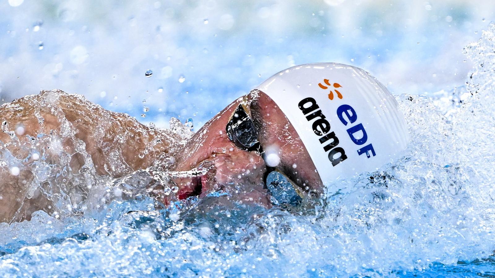 Milák Kristóf hatalmas úszással, az orosz riválist lehajrázva hozta be első helyre a 4x100-as váltót
