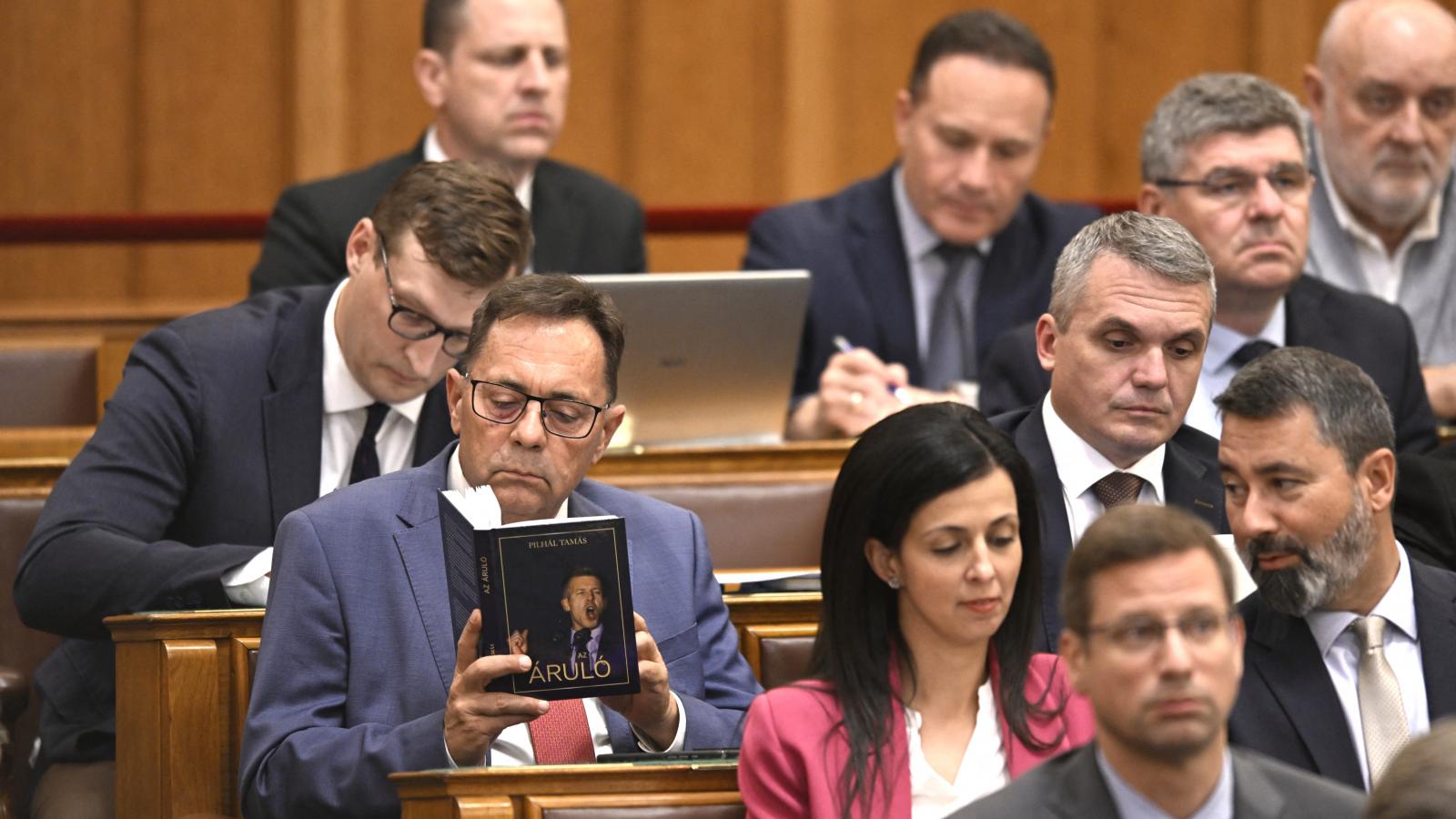 Pócs János, a Fidesz képviselője munka közben