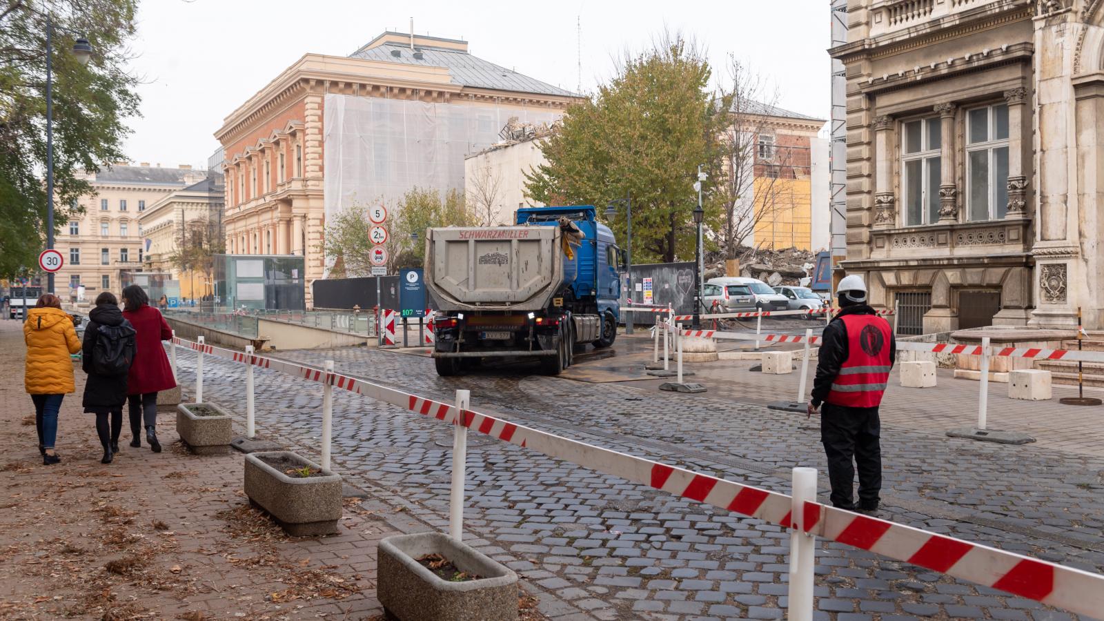 Illusztráció: Az építkezésre érkező teherautó 2024. november 27-én