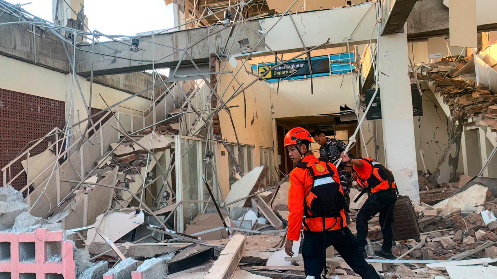 Mentőalakulatok kutatnak egy, a földrengésben összeomlott épület romjai között a Flores-sziget északi partján fekvő Maumerében