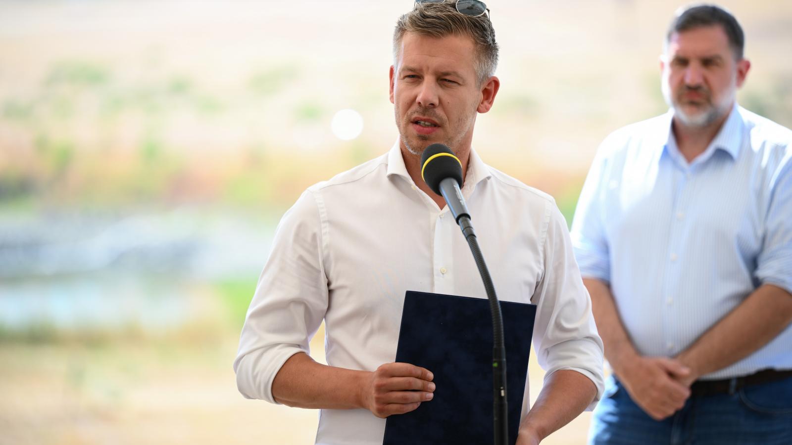 Magyar Péter miniszterelnök paksi sajtótájékoztatóján az MVM Paksi Atomerőmű közelében 2026. augusztus 15-én