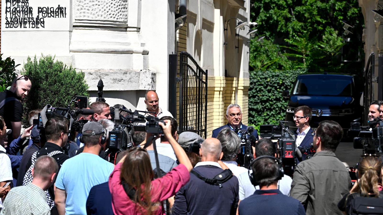 Orbán Viktor és Bóka János sajtótájékoztatót tart a Fidesz szervereinek lefoglalásáról a párt székháza előtt július 22-én 