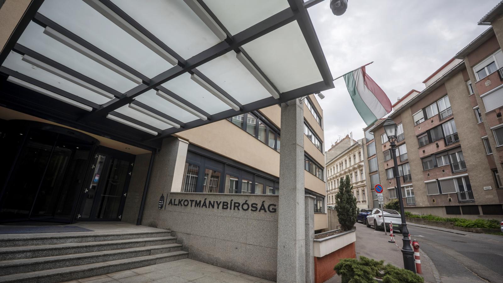 Az Alkotmánybíróság épülete az I. kerületi Donáti utcában 2026. április 21-én