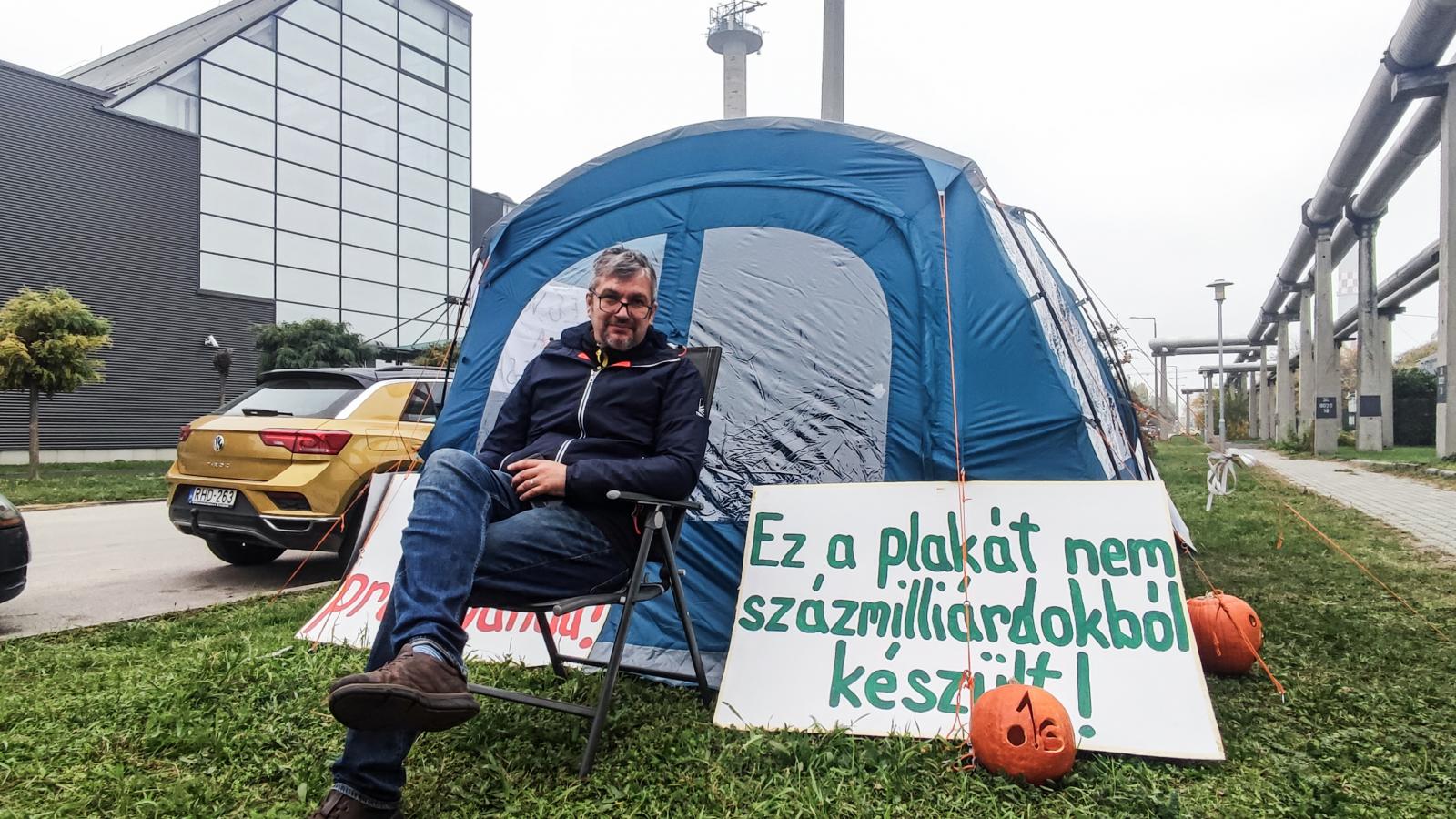 Hadházy Ákos az MTVA székháza előtt, 2022-ben