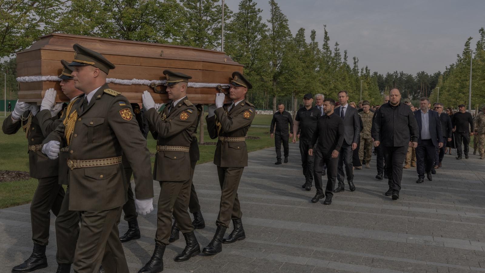 Bár Jevhen Konovalec egykori nacionalista vezető újratemetése közben megszólaltak a reggeli orosz légitámadásra figyelmeztető szirénák, a szertartást nem szakították meg