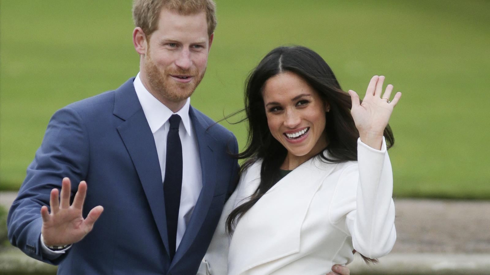 Harry és Meghan az eljegyzésük bejelentésekor a Kensington-palota egyik kertjében. Visszatérnek