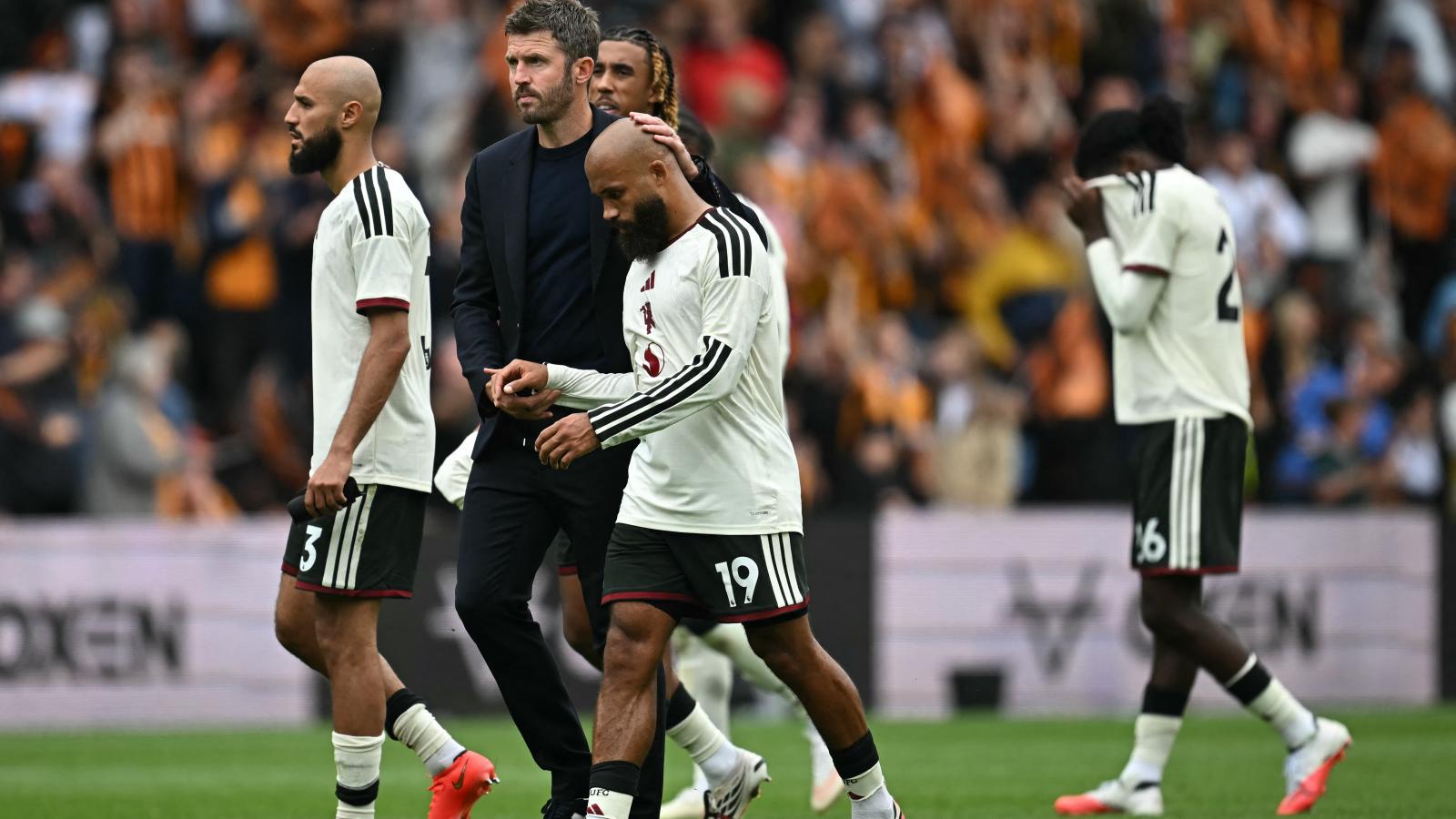 Michael Carrick vezetőedző már a pályán elkezdte vigasztalni a játékosait a történelmi vereség után