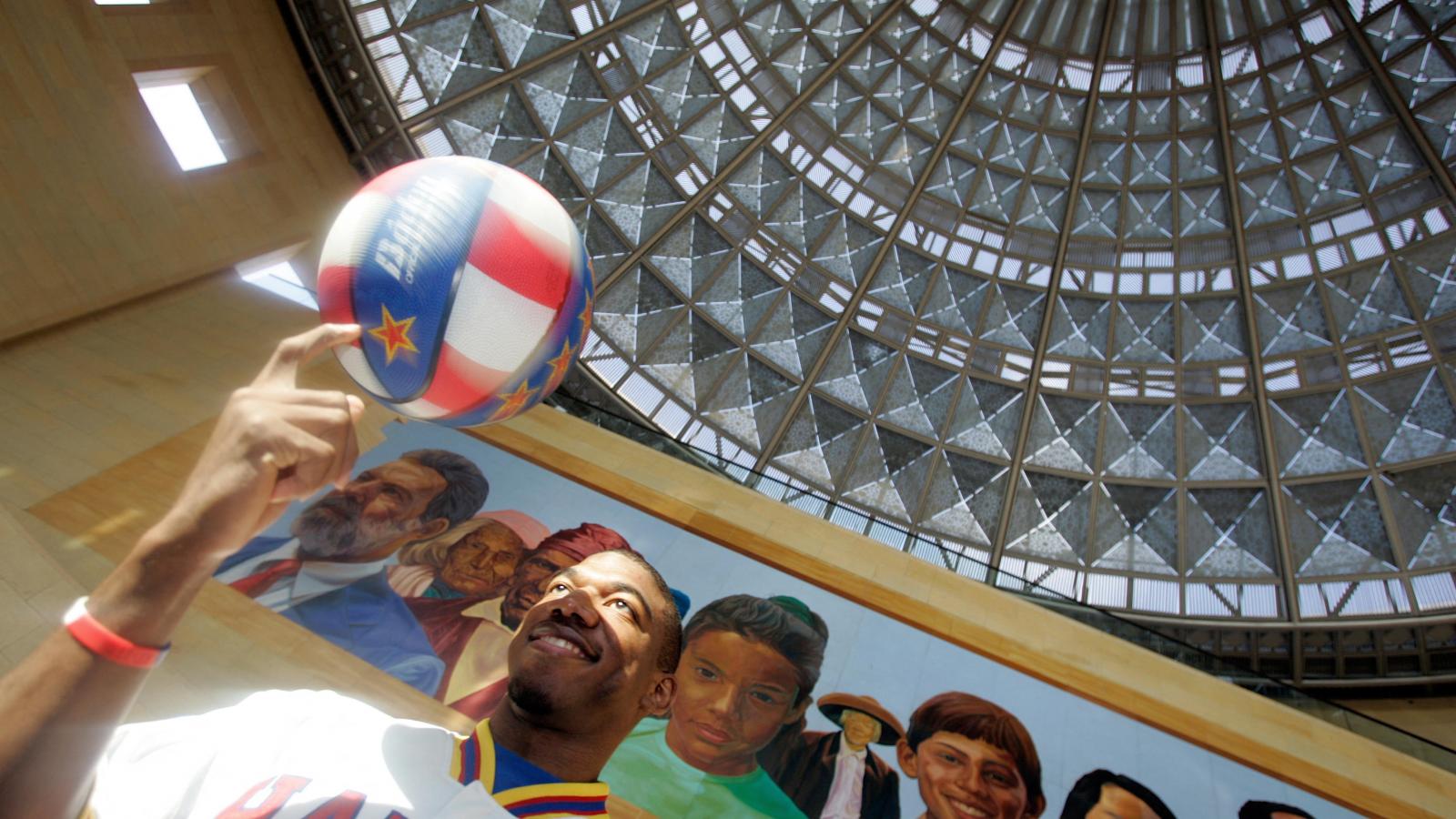 Anthony Blakes, a Harlem Globetrotters egyik játékosa 2007-ben. A kosárlabda varázslóit már 75 éve is ünnepelték