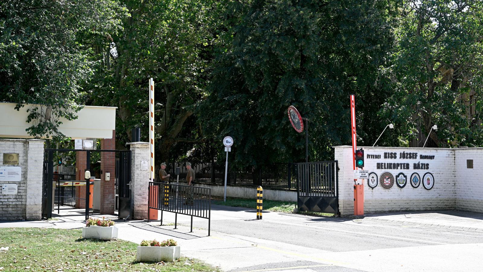 A szolnoki katonai repülőtér bejárata. Még vizsgálják, mi történt.