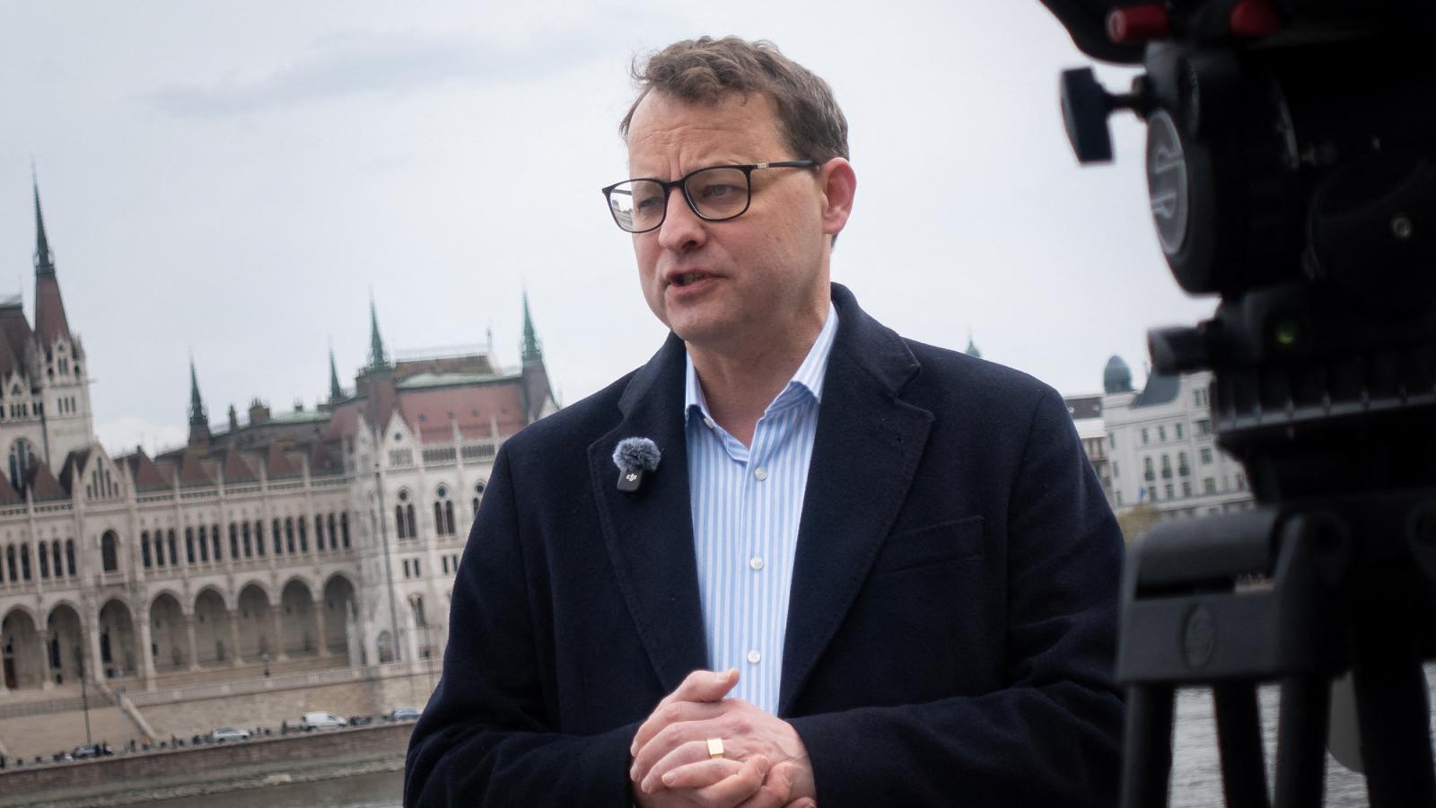 Romanowski a Schengeni övezeten kívül teljesen legálisan kiállított, más névre szóló úti okmánnyal rendelkezik, amely védelmet nyújt számára