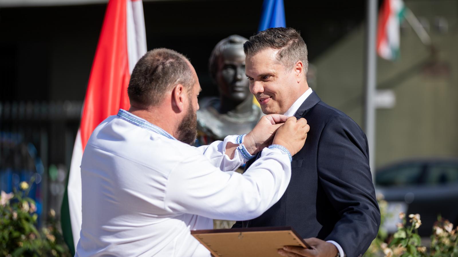 Both Miklós az ukrán népzenei örökség dokumentálásáért és nemzetközi megismertetéséért kapta a Borostyánszivet