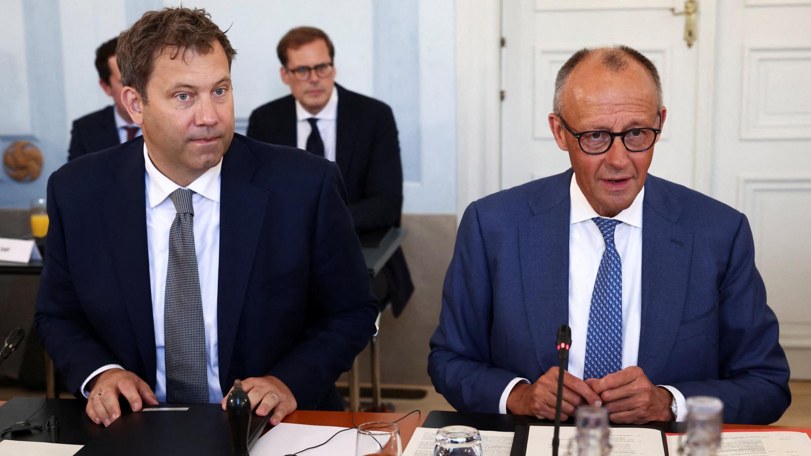 Az AfD betiltását ismét felvető Lars Klingbeil szociáldemokrata alkancellár Friedrich Merz kancellár oldalán a kormány kihelyezett ülésén 