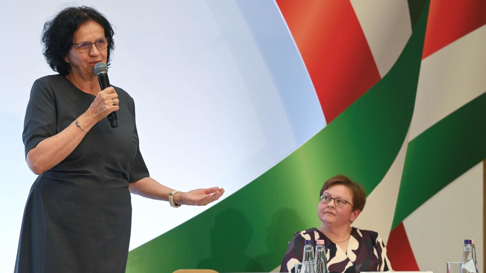 Kókayné Lányi Marietta közoktatásért felelõs államtitkár beszél a tankerületi központok által fenntartott köznevelési intézmények igazgatói előtt