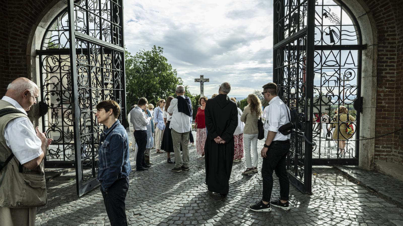 Gyülekező a Hallgatás ösvényének bejárása előtt