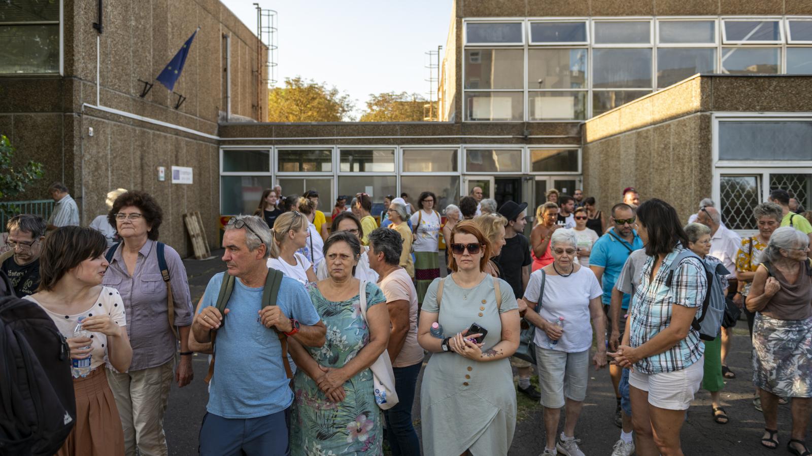 Az intézmény megmaradásáért demonstráló szülők és szimpatizánsok az iskola előtt 2024. szeptember 3-án 