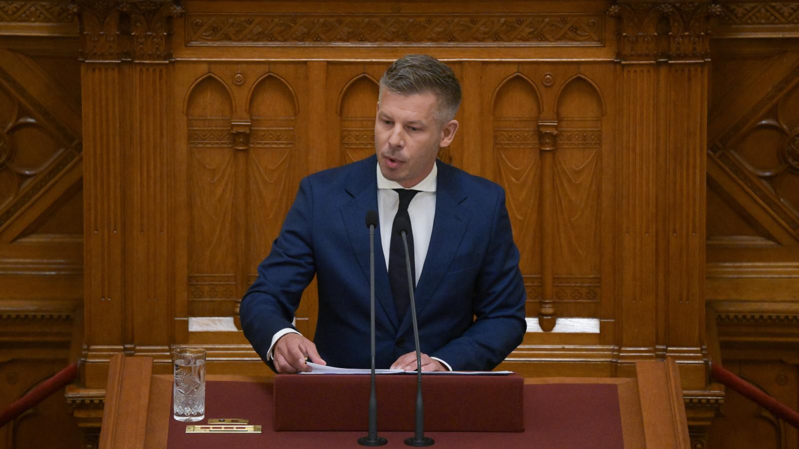 Magyar Péter napirend előtt szólal fel az Országgyűlés rendkívüli ülésén augusztus 27-én