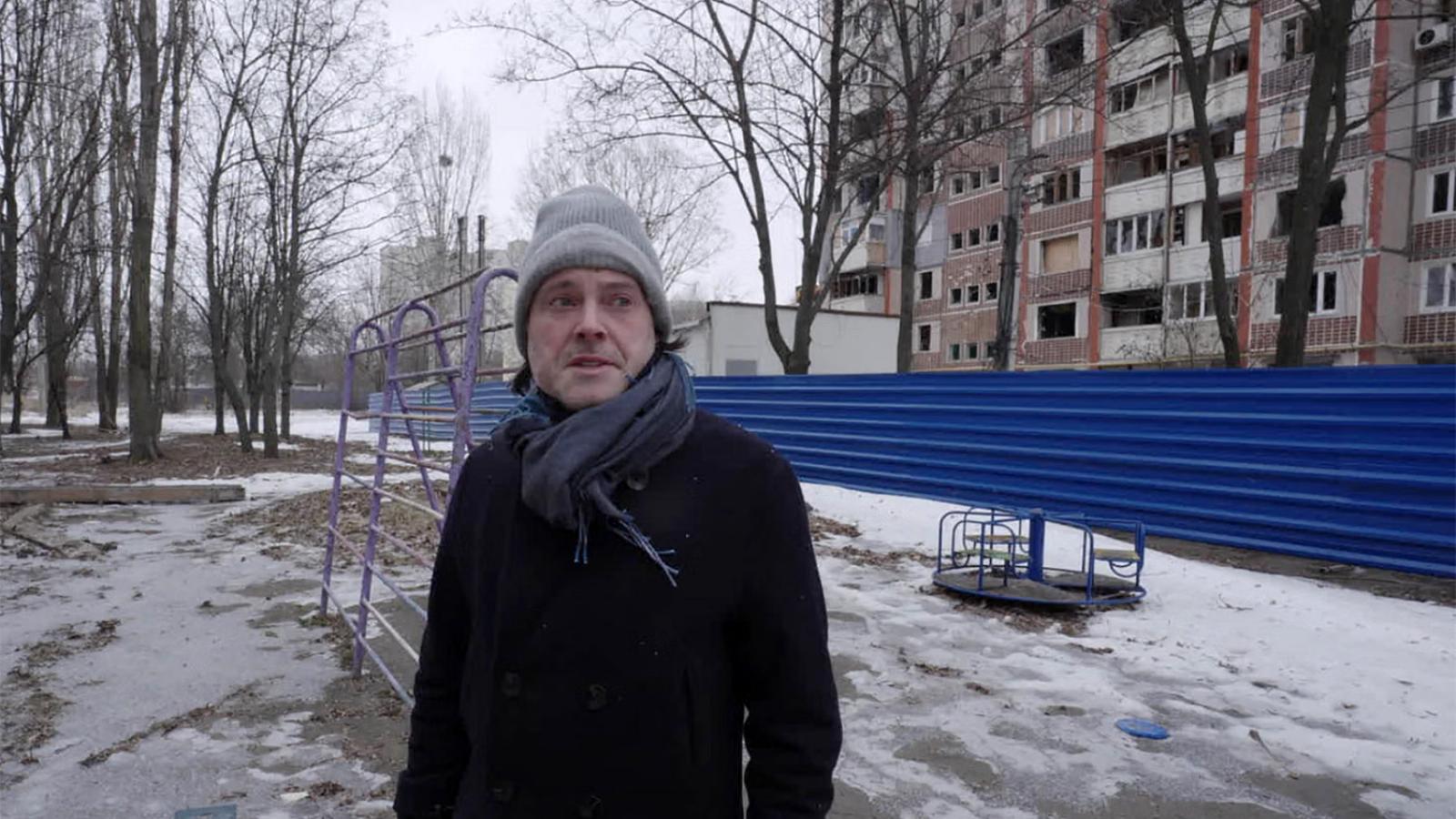Piers Secunda brit képzőművész Ukrajnába is elutazott, a felhasznált kormot pedig barátja, Jerome Starkey haditudósító hozta el neki a lebombázott harkivi épület romjai közül