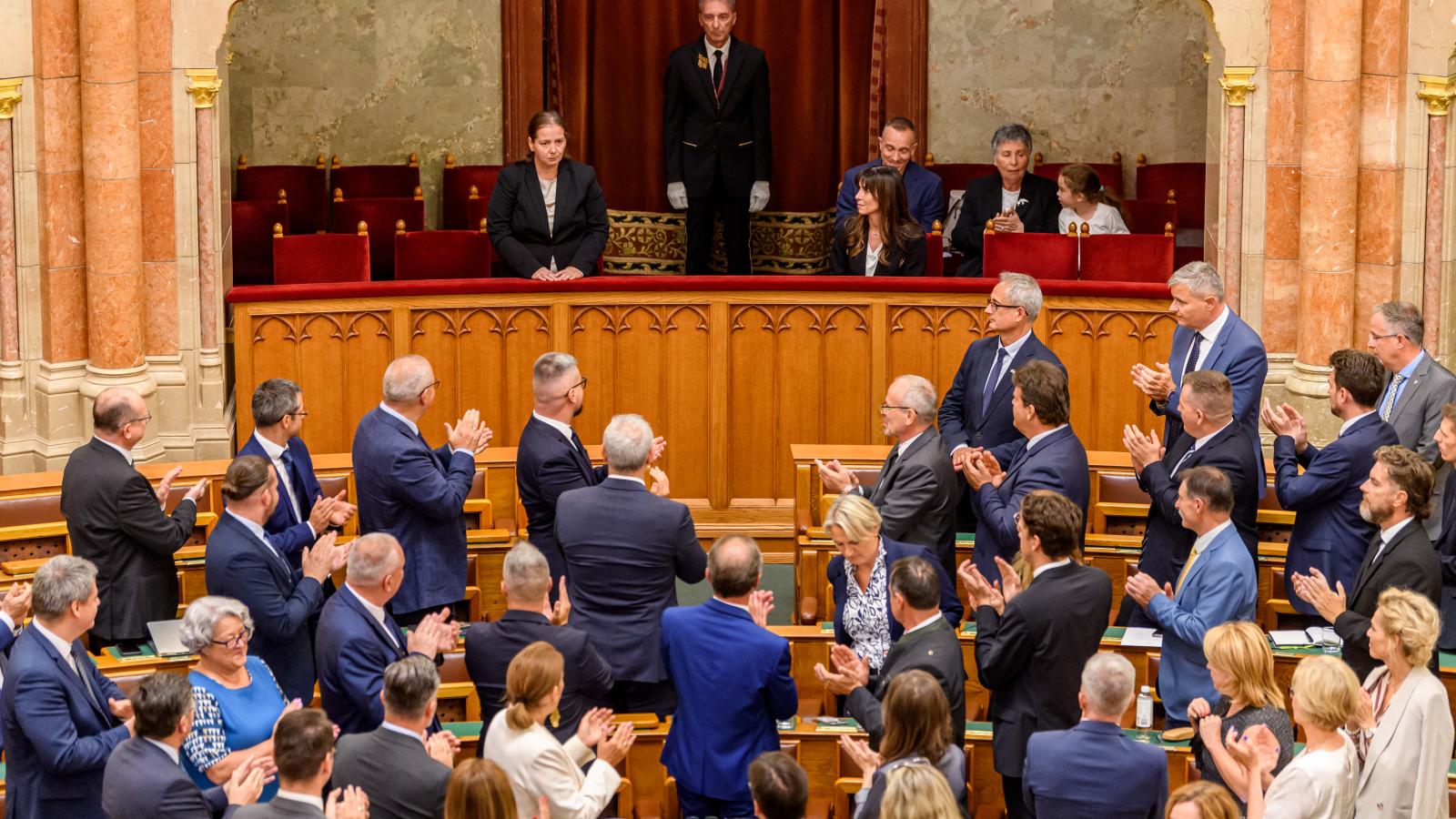 Unger Anna (balra) megválasztása a T. Házban. Mellette Tasnády Katalin elnökhelyettes