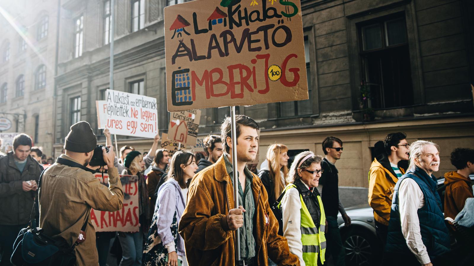 A lakhatás jogáért tüntetnek civilek A város mindenki egyesület által szervezett Lakásmeneten