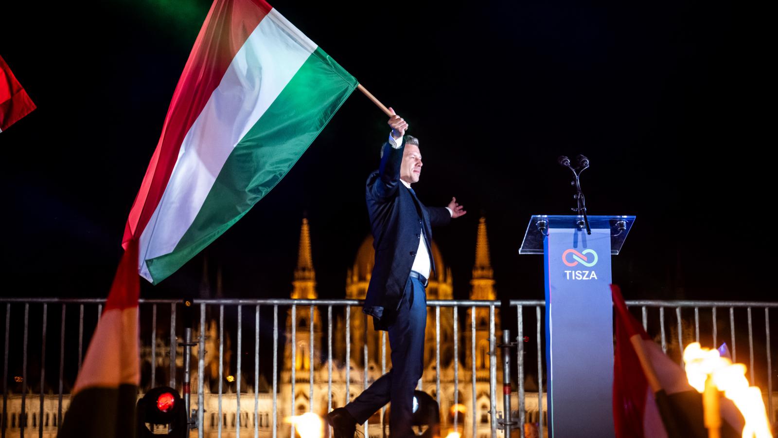Magyar Péter április 12-én este a nemzeti lobogóval