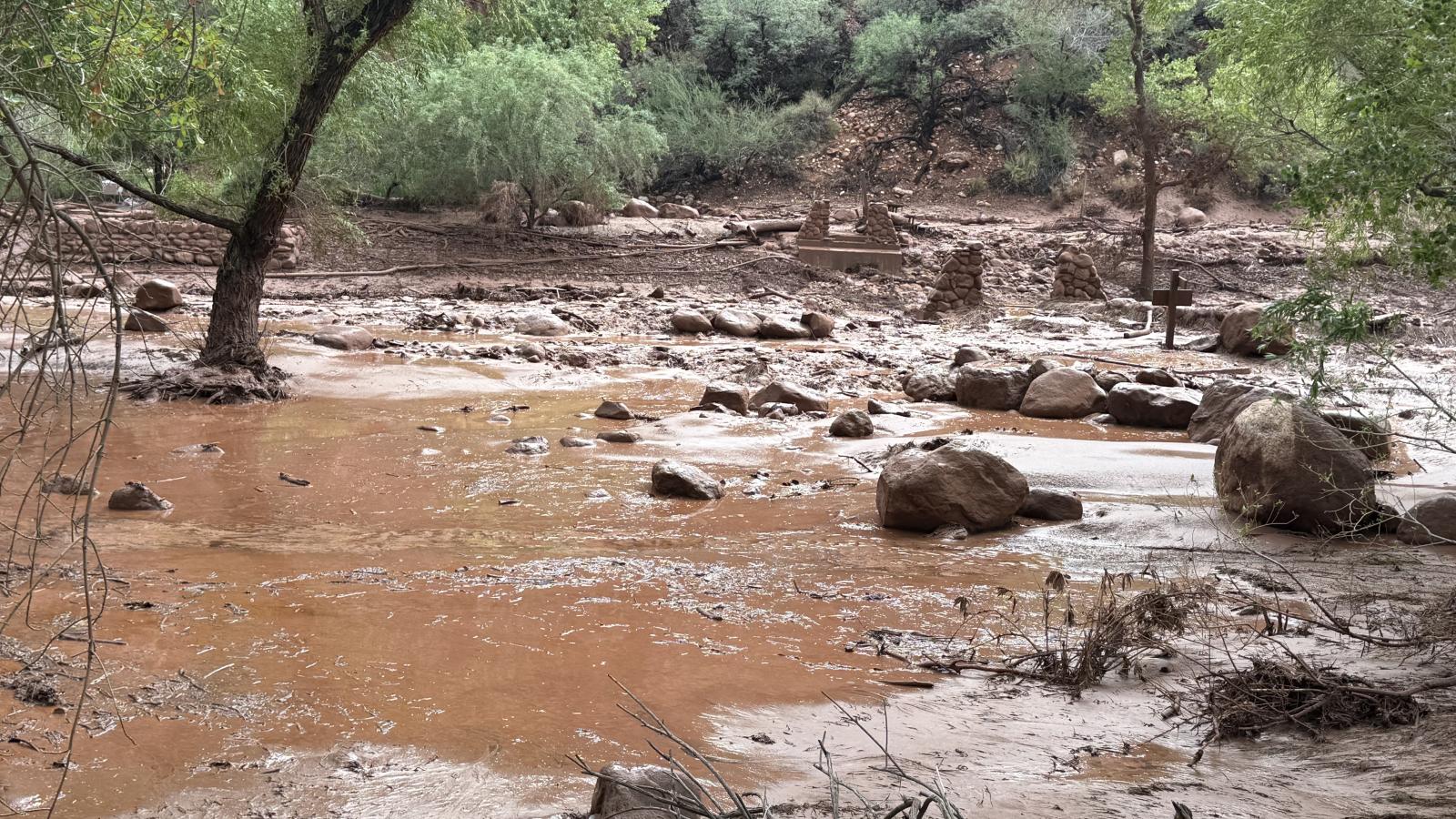 Egy, a Bright Angel Creek felett átívelő gyaloghíd maradványai a villámárvíz után a Grand Canyon Nemzeti Park által augusztus 30-án közzétett képen