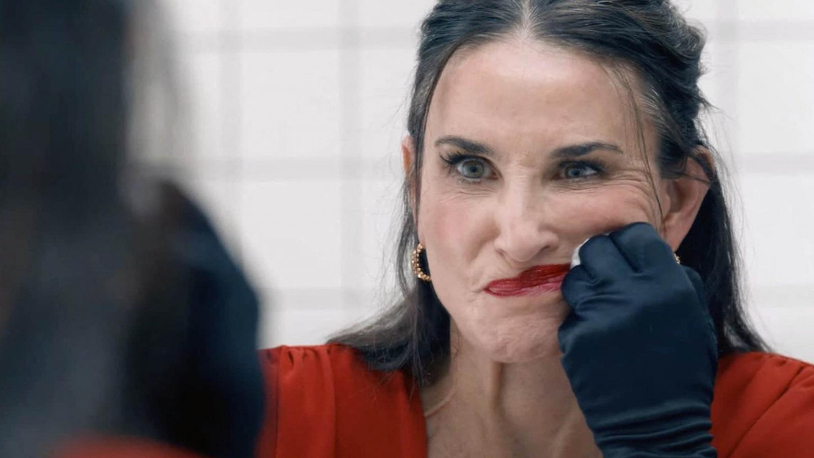 A szer című, Demi Moore főszereplésével készült film pontosan arról az élményről beszélt, amelyet a fiatalként sikeres, majd koruk miatt a szórakoztatóipar által kivetett idősebb nők kénytelenek átélni