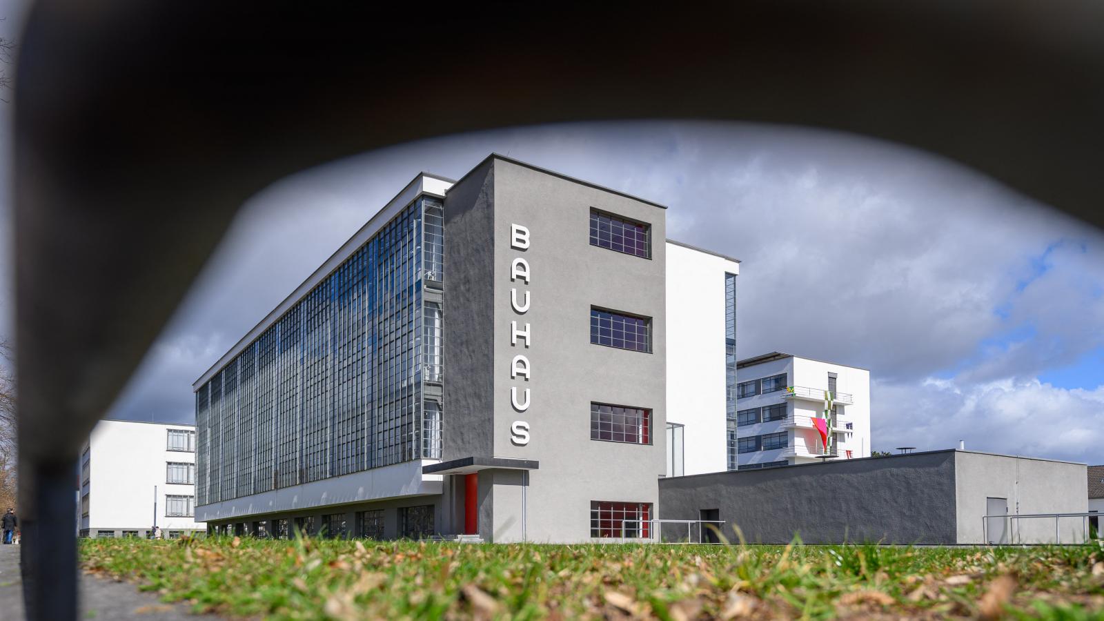 Kilátás a dessau-roßlaui Bauhaus-épületre