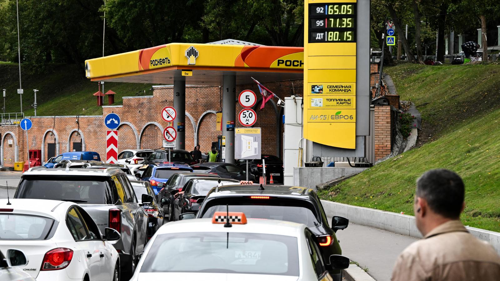 A sikeres ukrán dróntámadások következtében előállt oroszországi ellátási zavarok az orosz lakosság számára is háborúvá tették a háborút