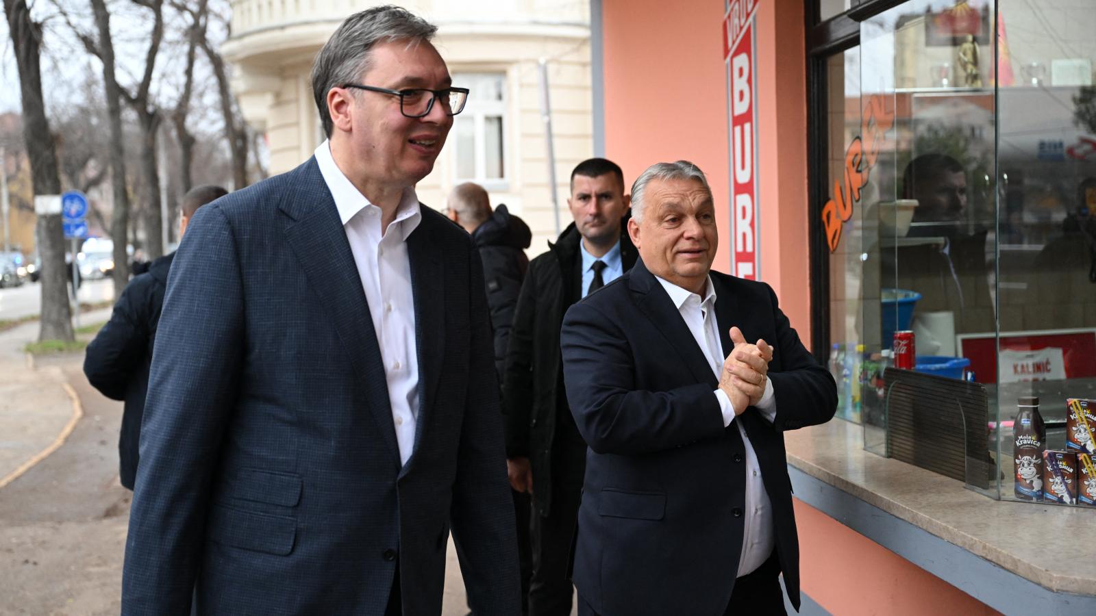 Orbán Viktort nem tudta megmenteni a két rejtélyes robbanóanyaggal teli hátizsák, vélhetőleg Aleksandar Vučić győzelméhez is kevés lesz