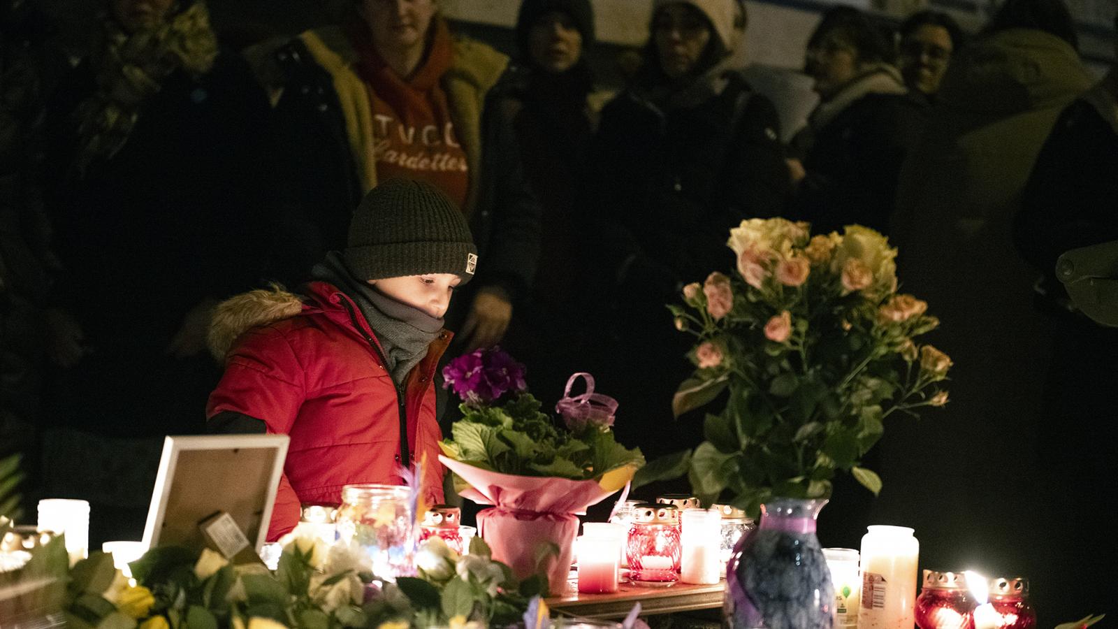 Megemlékezés Megumira, a meggyilkolt japán nőre február 5-én a Stollár Béla utcai társasház előtt