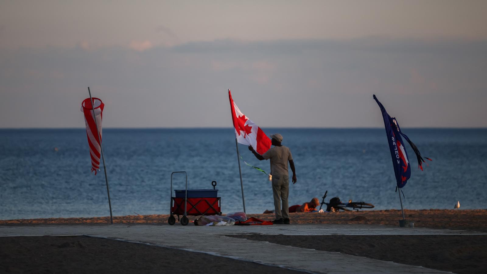 Kanadai zászló az Ontario-tó partján 2026. augusztus 27-én