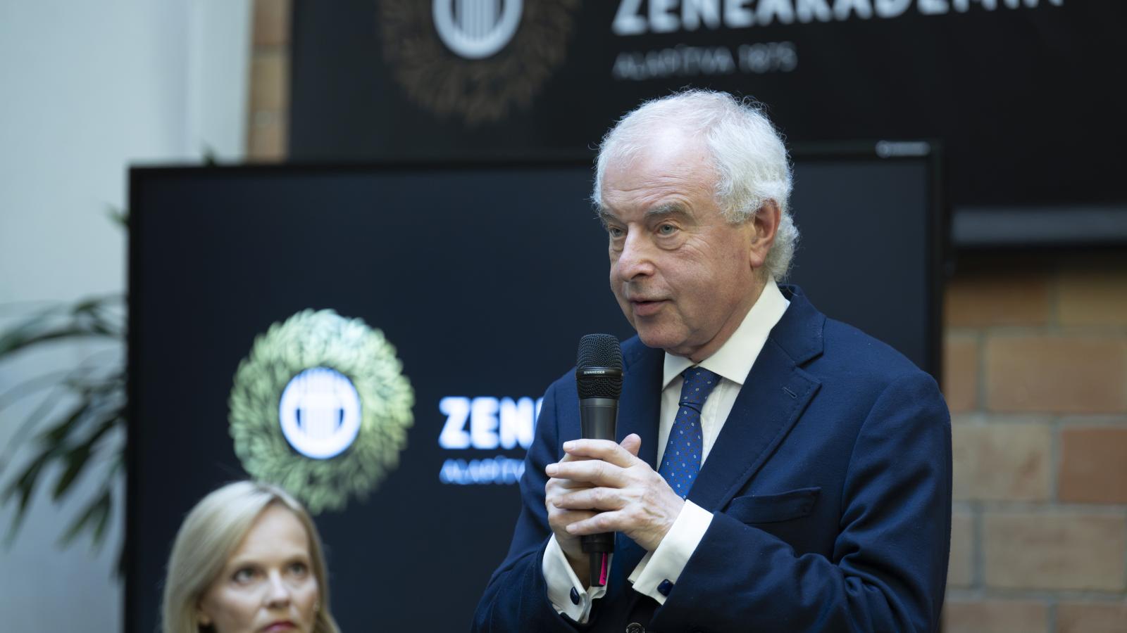 Schiff András a díszdoktori oklevelének átadását követõ sajtótájékoztatón a Liszt Ferenc Zenemûvészeti Egyetemen