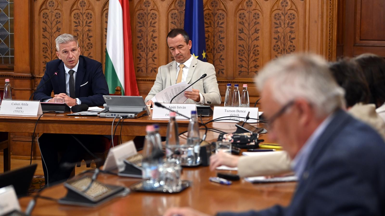 Csőszi Attila, a testület Tisza párti elnöke (b) és Apáti István Mi Hazánk párti alelnök a Magyar Nemzeti Bank (MNB) működésével kapcsolatos visszaéléseket feltáró országgyűlési vizsgálóbizottság ülésén az Országház Tisza Kálmán termében 2026. szeptember 