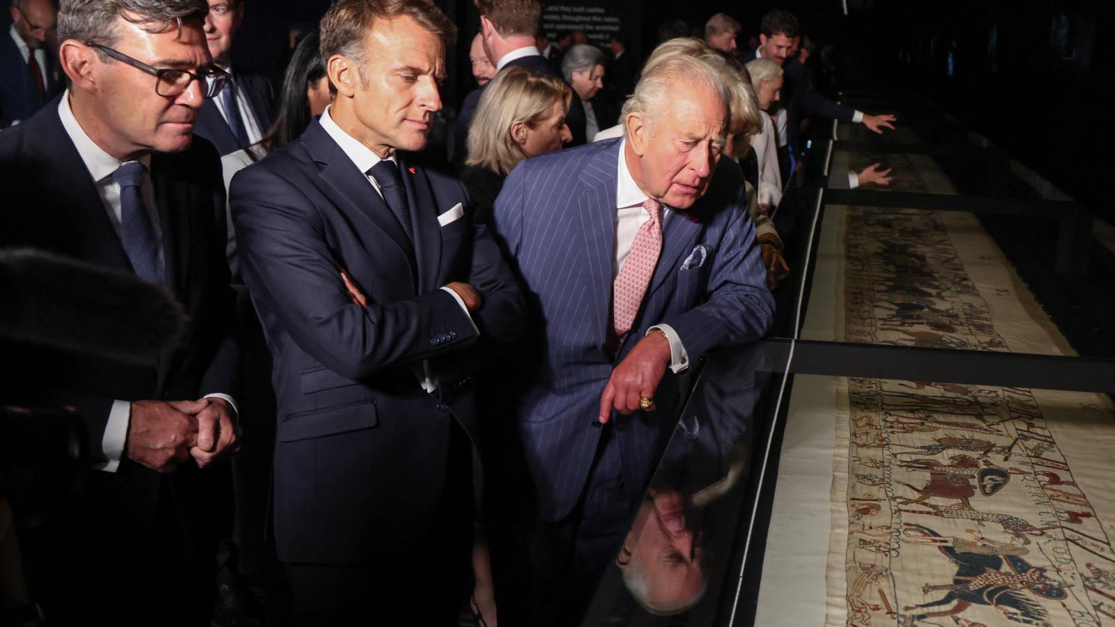 Andy Burnham brit miniszterelnök, Emmanuel Macron francia elnök és III. Károly brit király részt vesznek a Bayeux-i faliszőnyeg kiállítás előzetes bemutatóján a londoni British Museumban 2026. szeptember 2-án