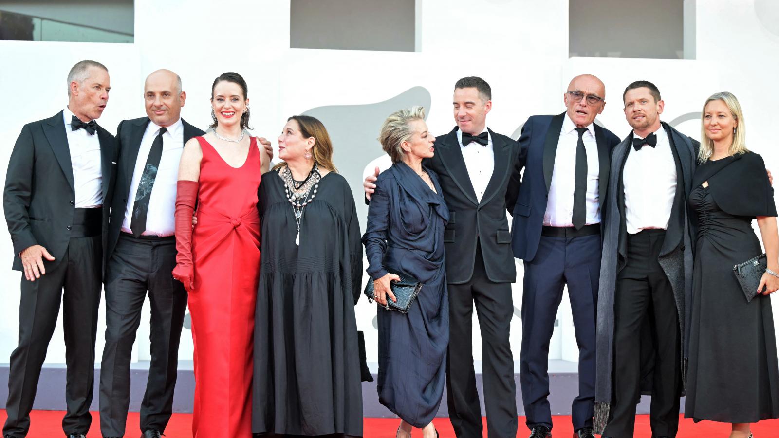 Danny Boyle rendező pózol az „Ink” című filmjének szereplőgárdájával, Jack O’Connell brit színésszel, Guy Pearce-szel és Claire Foy-jal, valamint a producerekkel a 83. Velencei Nemzetközi Filmfesztivál megnyitójának vörös szőnyeges eseményén, a velencei L