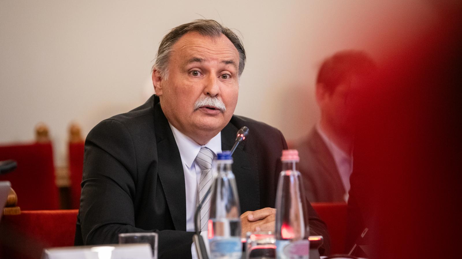 Gajdos László – korábbi felvétel