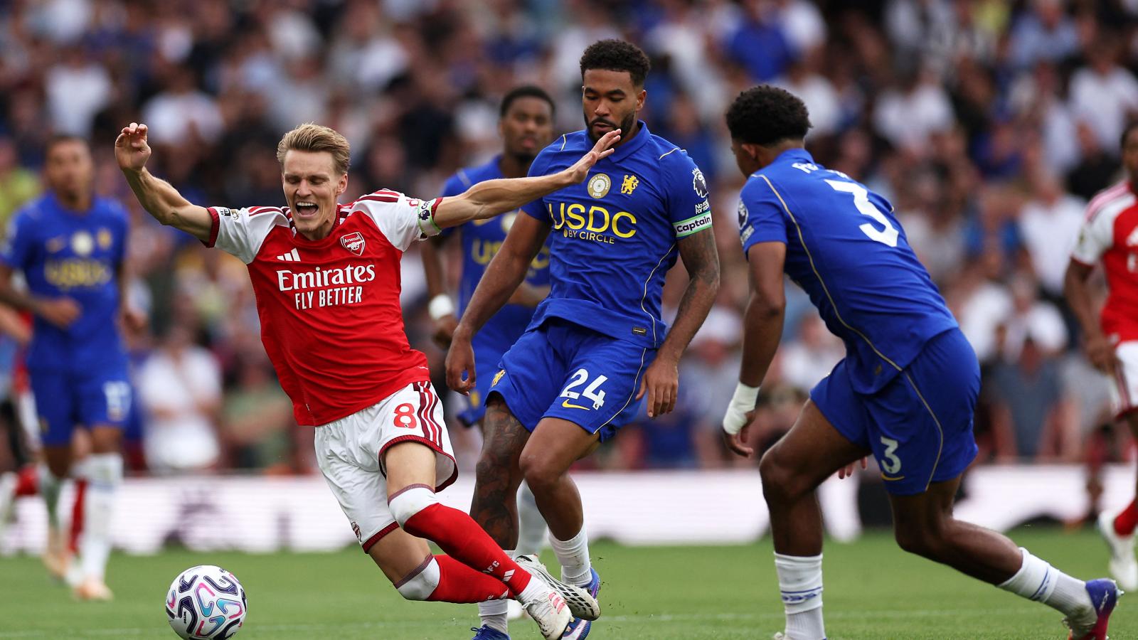Az Arsenal norvég középpályását, Martin Odegaardot akasztják a kékek, de hiába