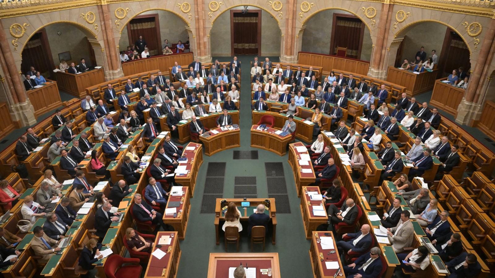 Magyar Péter napirend előtt szólal fel az Országgyűlés rendkívüli ülésén augusztus 27-én 