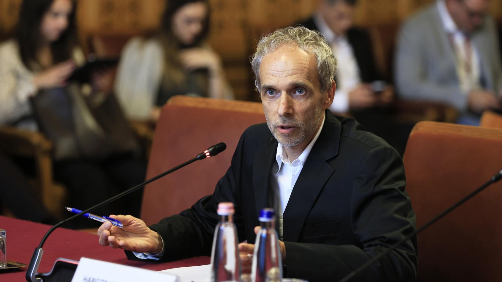 Hargitai Miklós még a bizottsági meghallgatáson. Azóta ő és a többi öt jelölt is megkapta a kétharmados parlamenti támogatást.