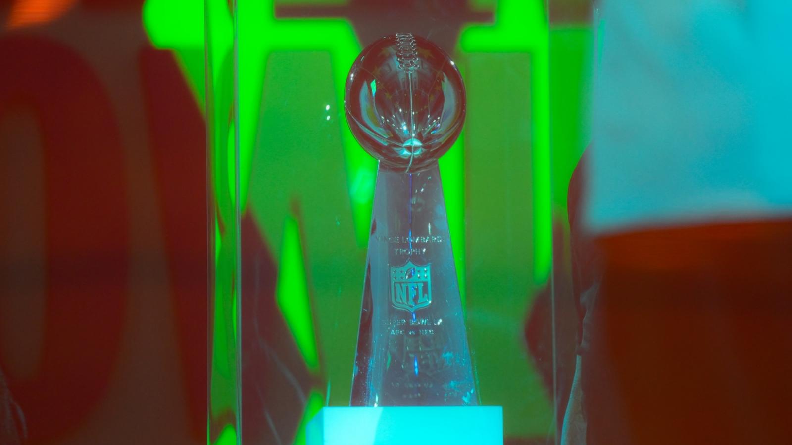 A szezon végén a győztes csapat megszerzi a Vince Lombardi-trófeát