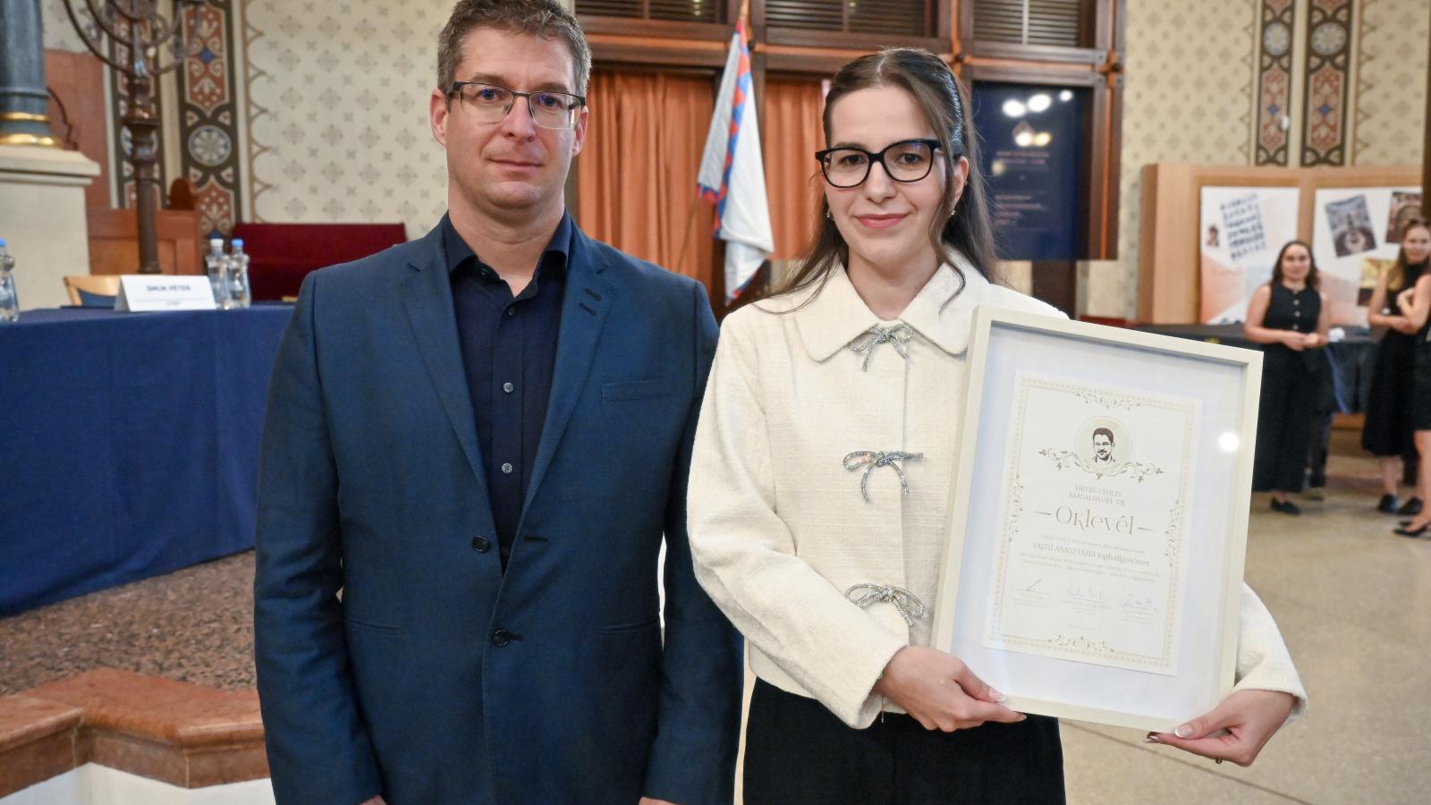 Karsai Péter, a Karsai Dániel Alapítvány Alapító elnöke és Vajtu Anasztázia negyedéves joghallgató