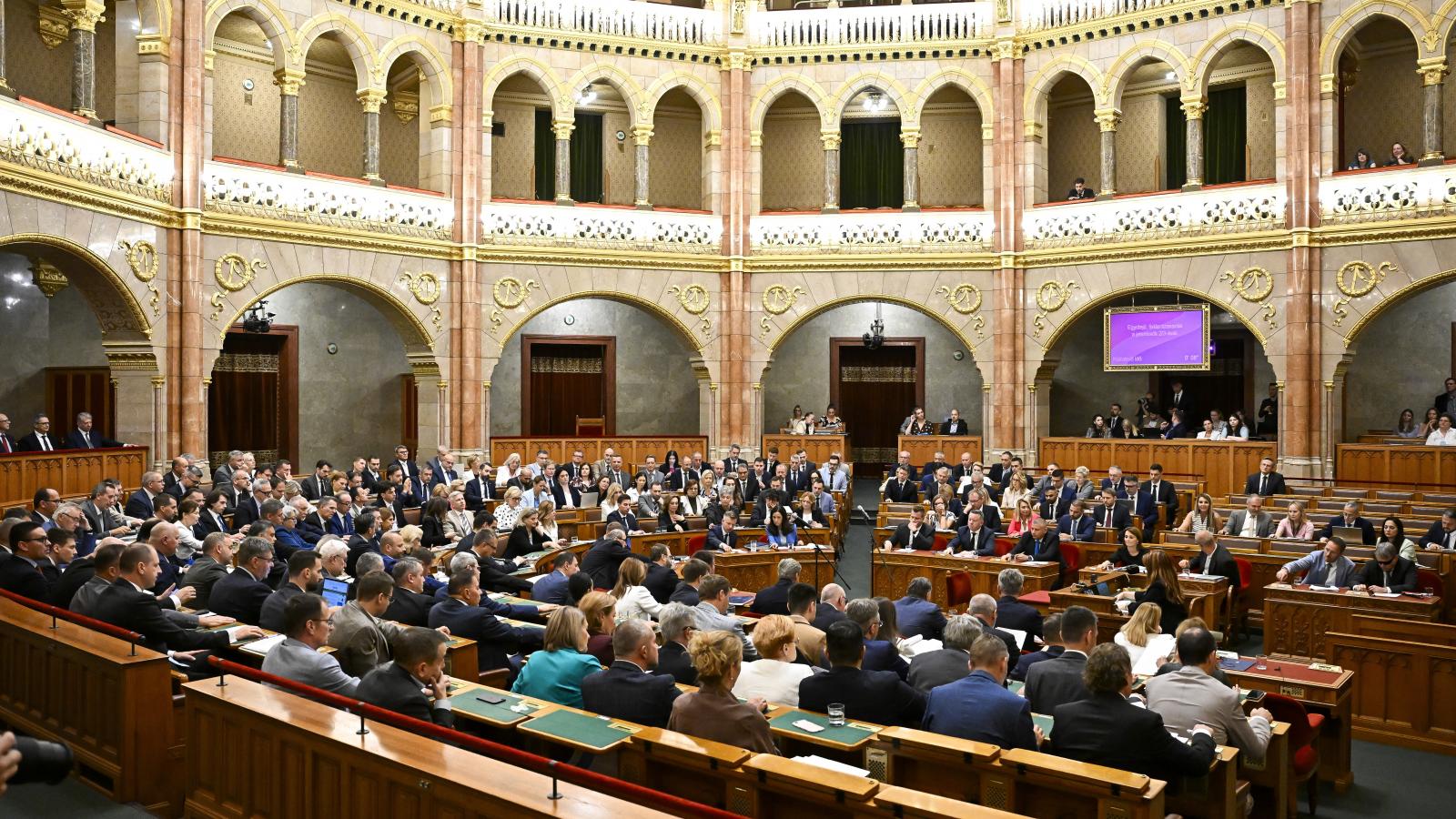 Még szerdára virradóra is vitáztak a képviselők