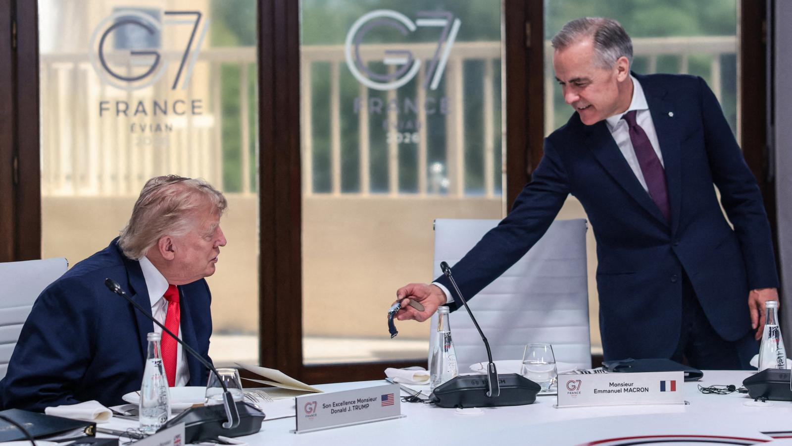 Donald Trump amerikai elnök és Mark Carney kanadai miniszterelnök a G7 csúcson. Elfajult a kereskedelmi vita.