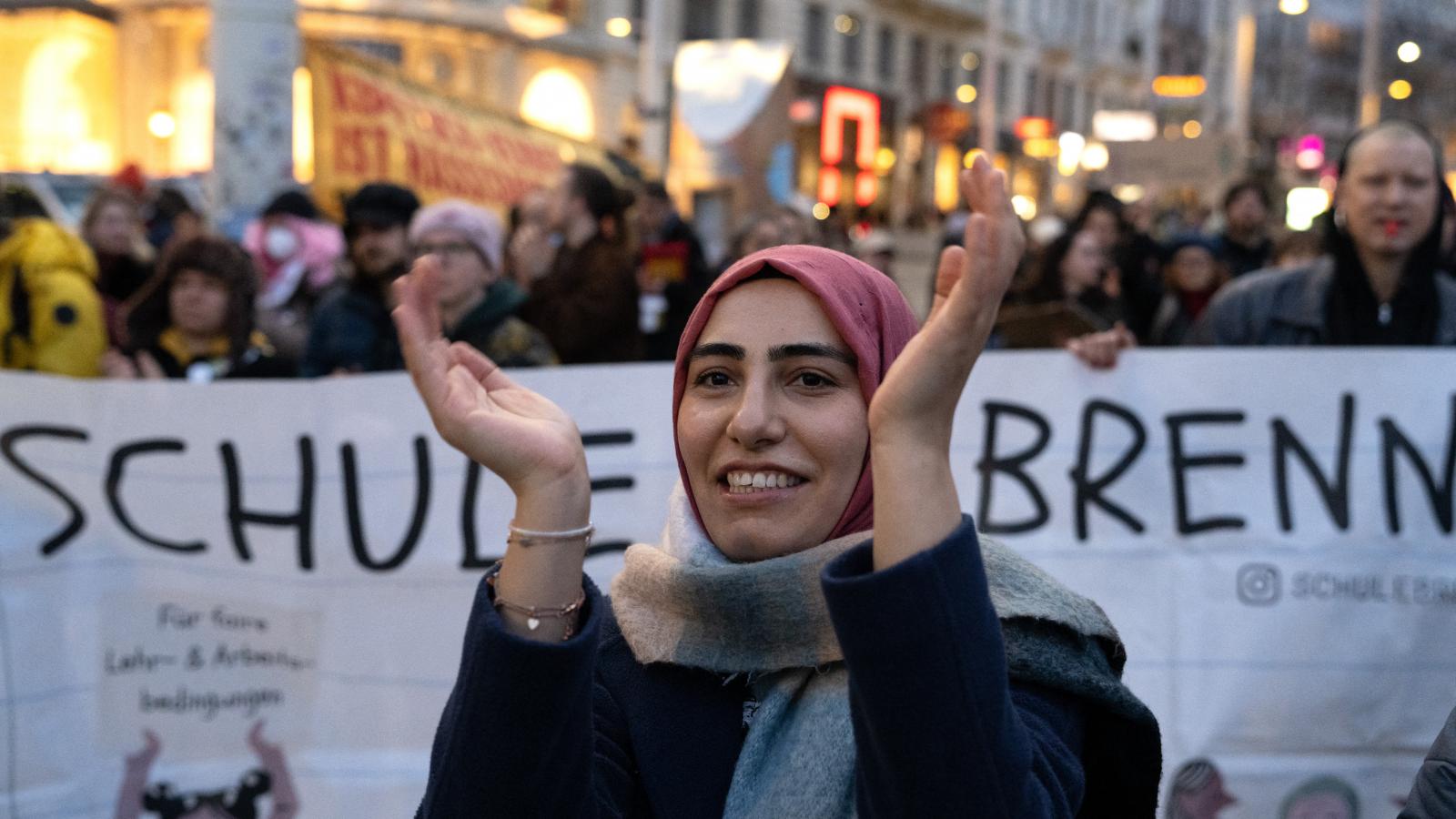 Az év elején civil szervezetek tiltakoztak Ausztriában a fejkendőtilalom iskolákba való kiterjesztése ellen