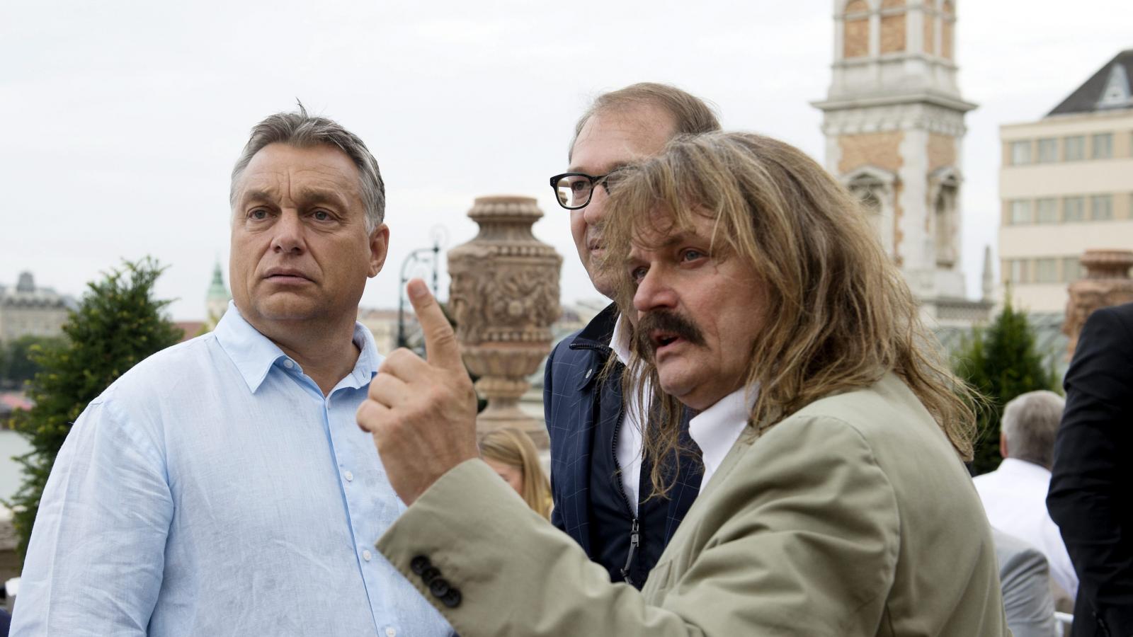 Orbán Viktor miniszterelnök (b), Alexander Dobrindt német közlekedési miniszter (k) és Mándoki László (Leslie Mandoki) Németországban élő magyar producer-zenész (j) a koncertje előtt a budapesti Várkert Bazárban 2015. augusztus 21-én