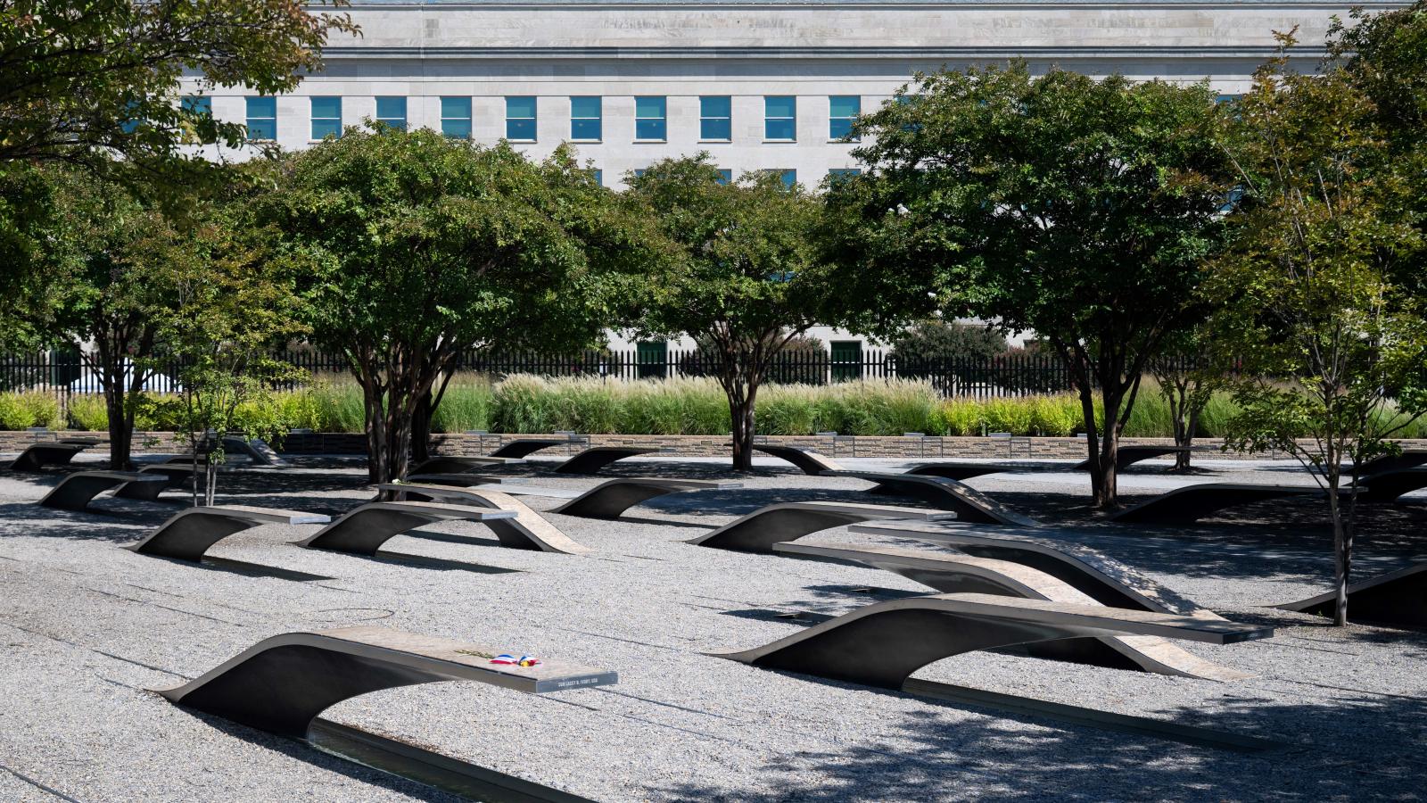 A Nemzeti 9/11 Pentagon-emlékmű a védelmi minisztérium épülete mellett található Washington D.C-ben