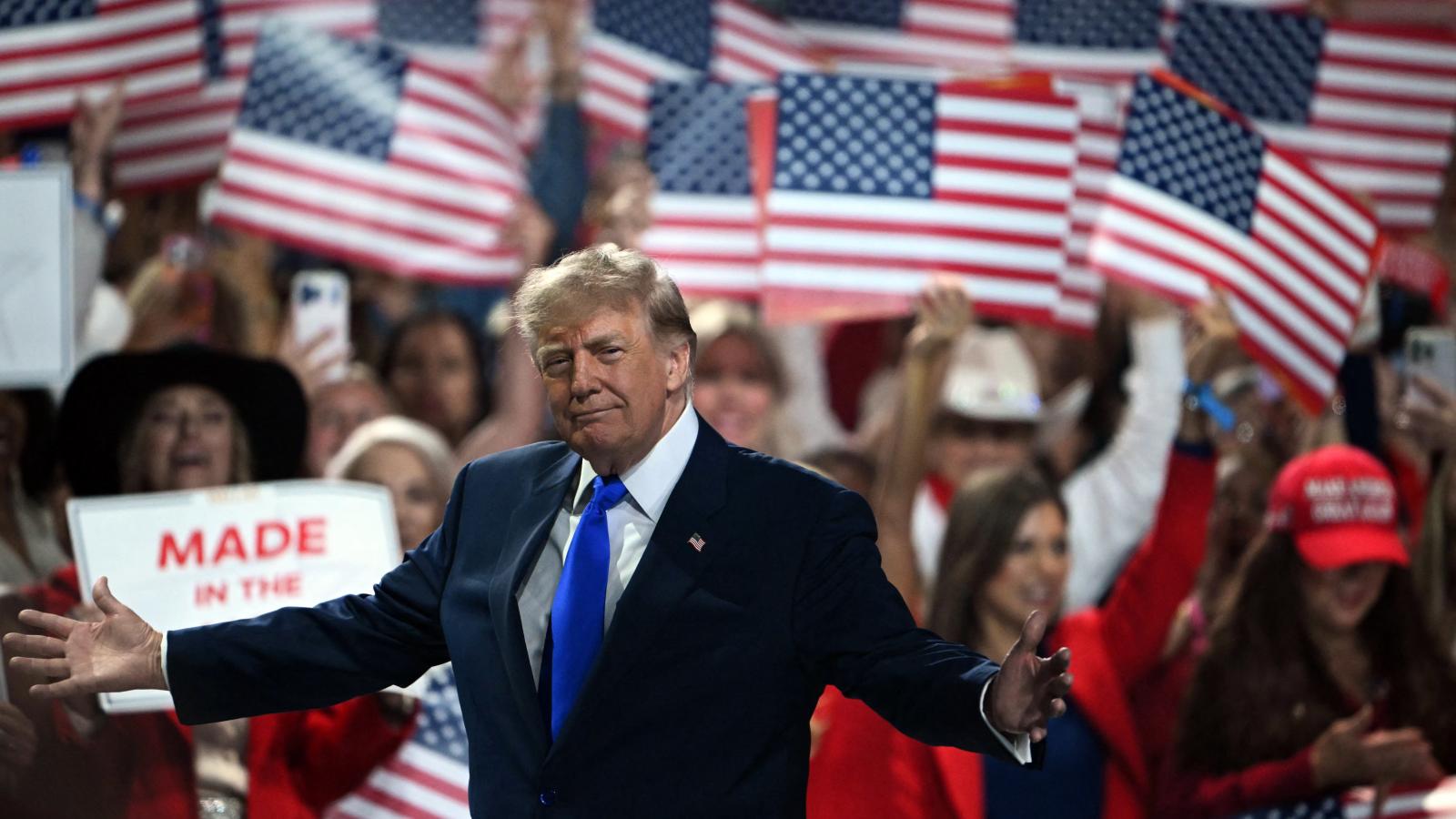 Donald Trump, az Egyesült Államok elnöke beszédet mond szeptember 9-én